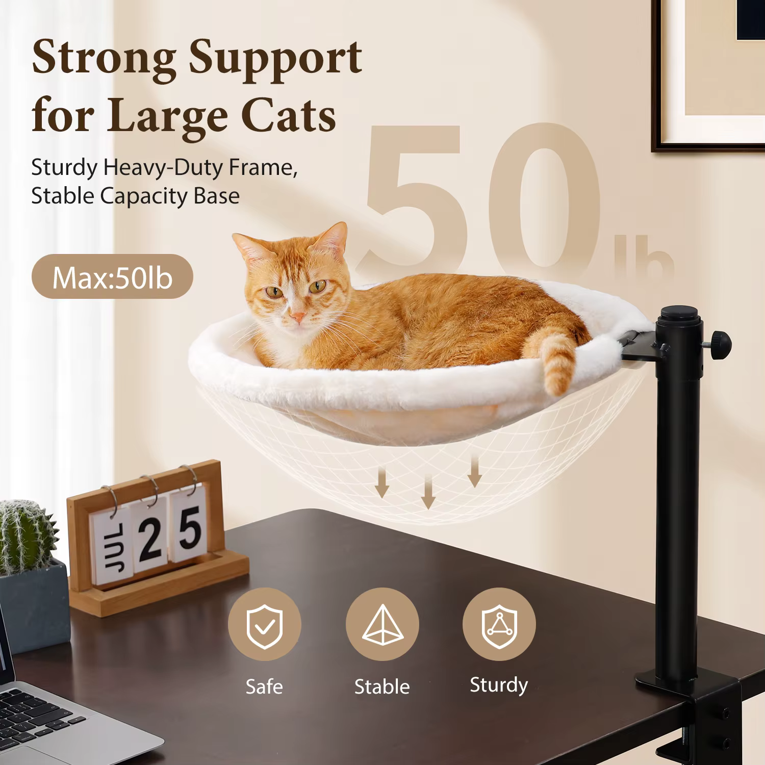 Cama de gato beige colocada en escritorio de madera