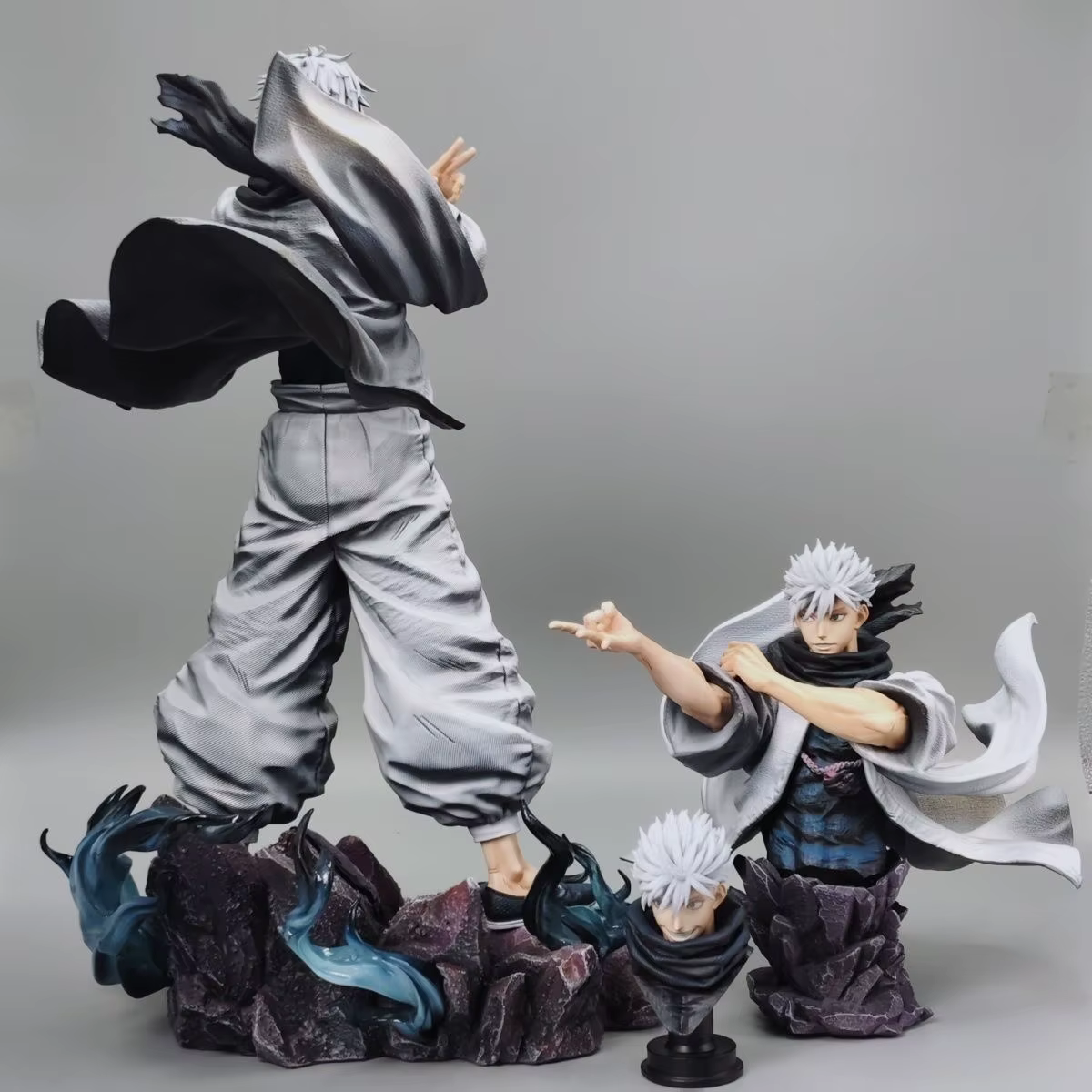 Gojo Satoru en pose de exhibición con accesorios