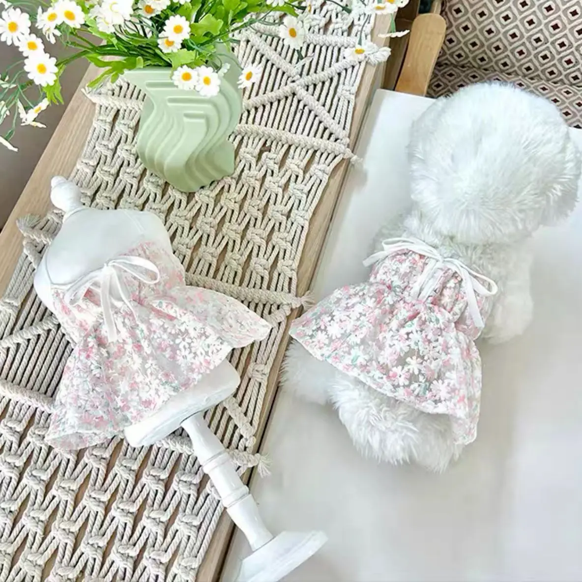Vestido floral con chaleco a cuadros y encaje para perros pequeños