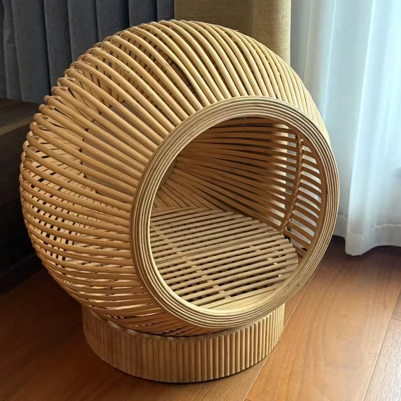 Vista frontal de la cama hamaca tejida a mano para gatos