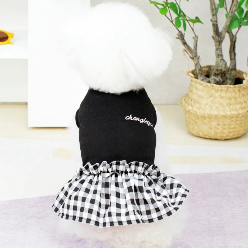 Vestido a cuadros para perro en uso