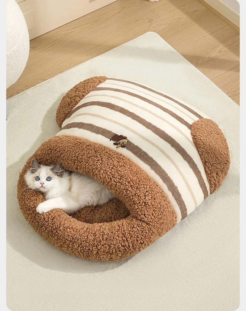 Cama mediana ocupada por dos gatitos