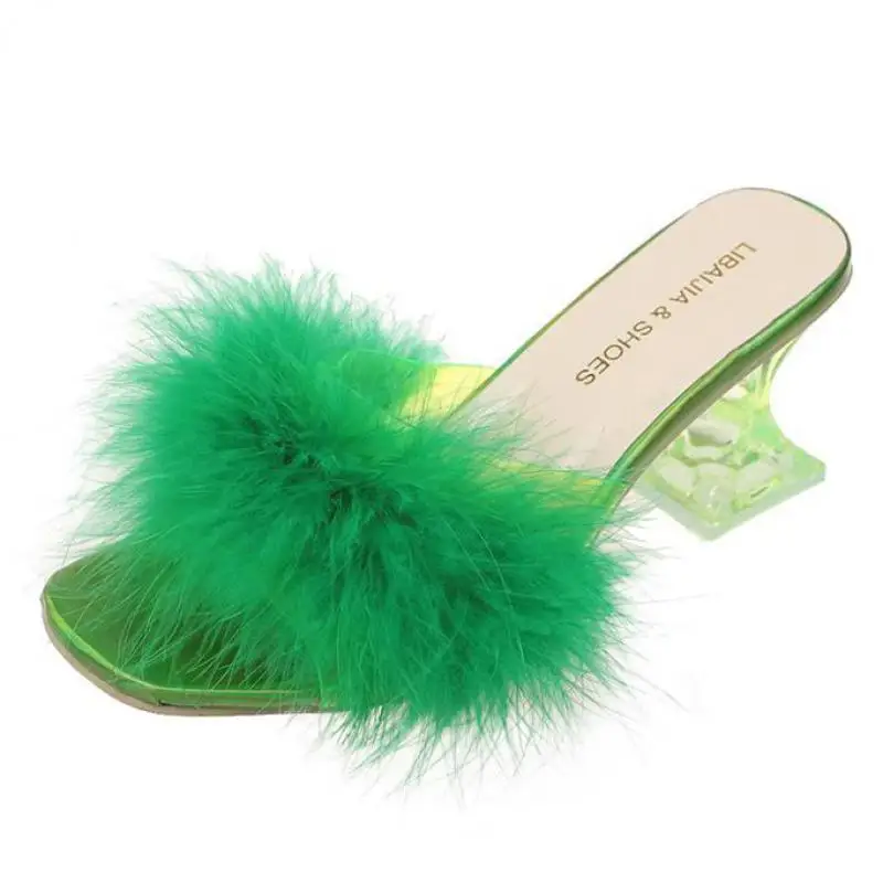 Detalle del material suave de las pantuflas TULX