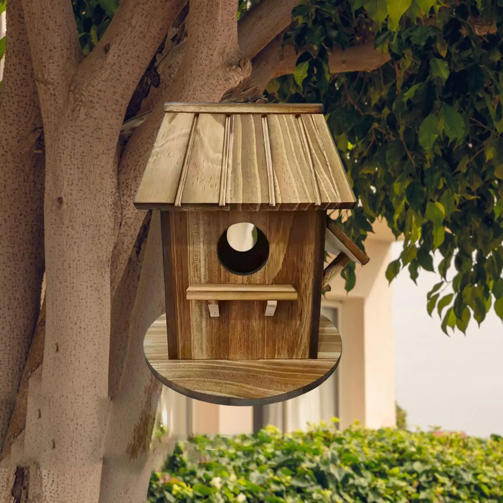 Casa para pájaros colgante con diseño de castillo en madera natural