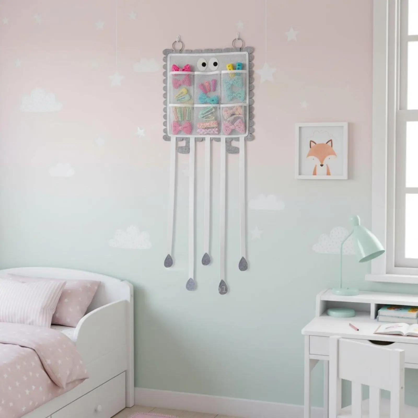 Vista general del organizador en uso en una habitación infantil decorada con tonos suaves