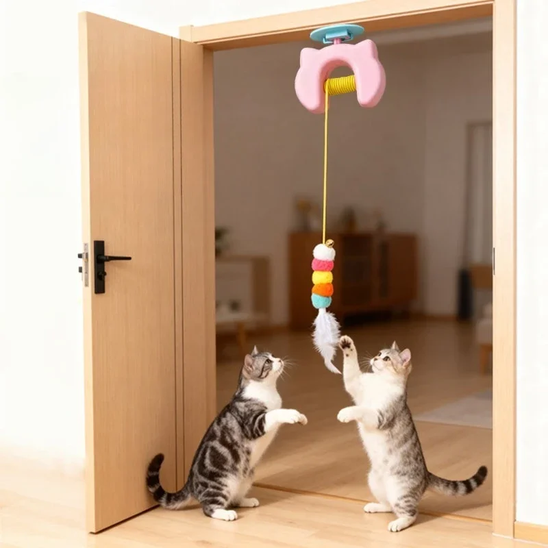 Juguete eléctrico para gatos colgado en puerta
