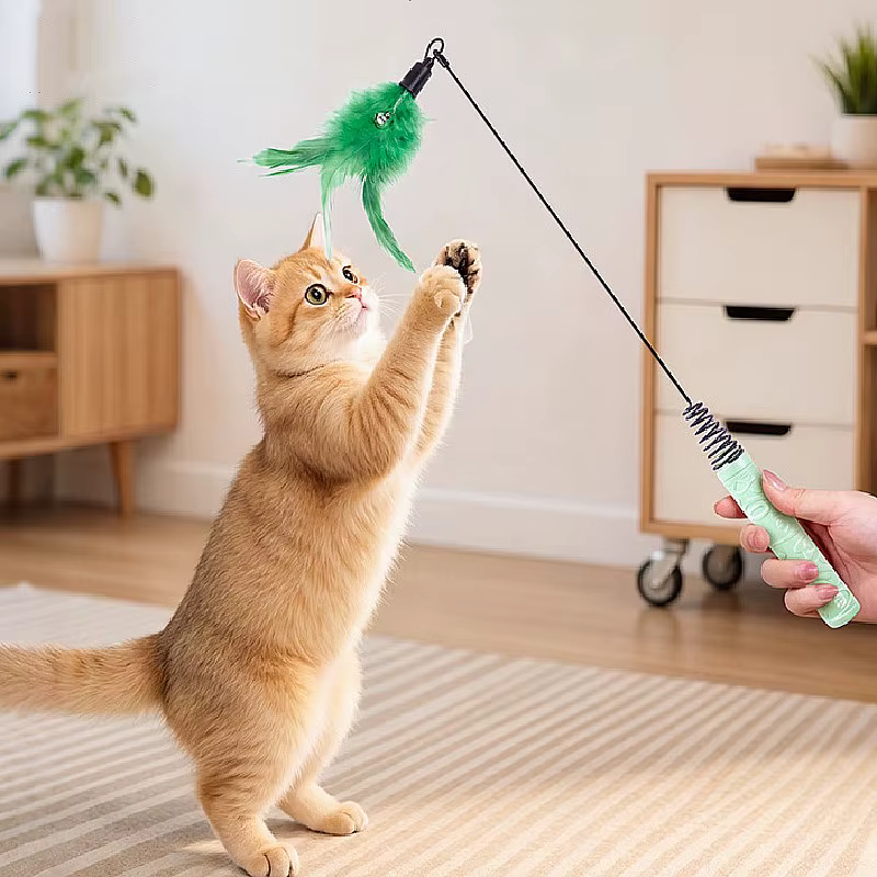 Varita interactive con plumas y campana para gatos - imagen 4