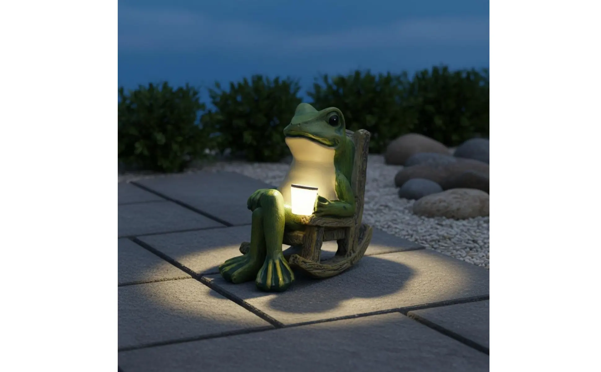 Rana mecedora iluminada en jardín
