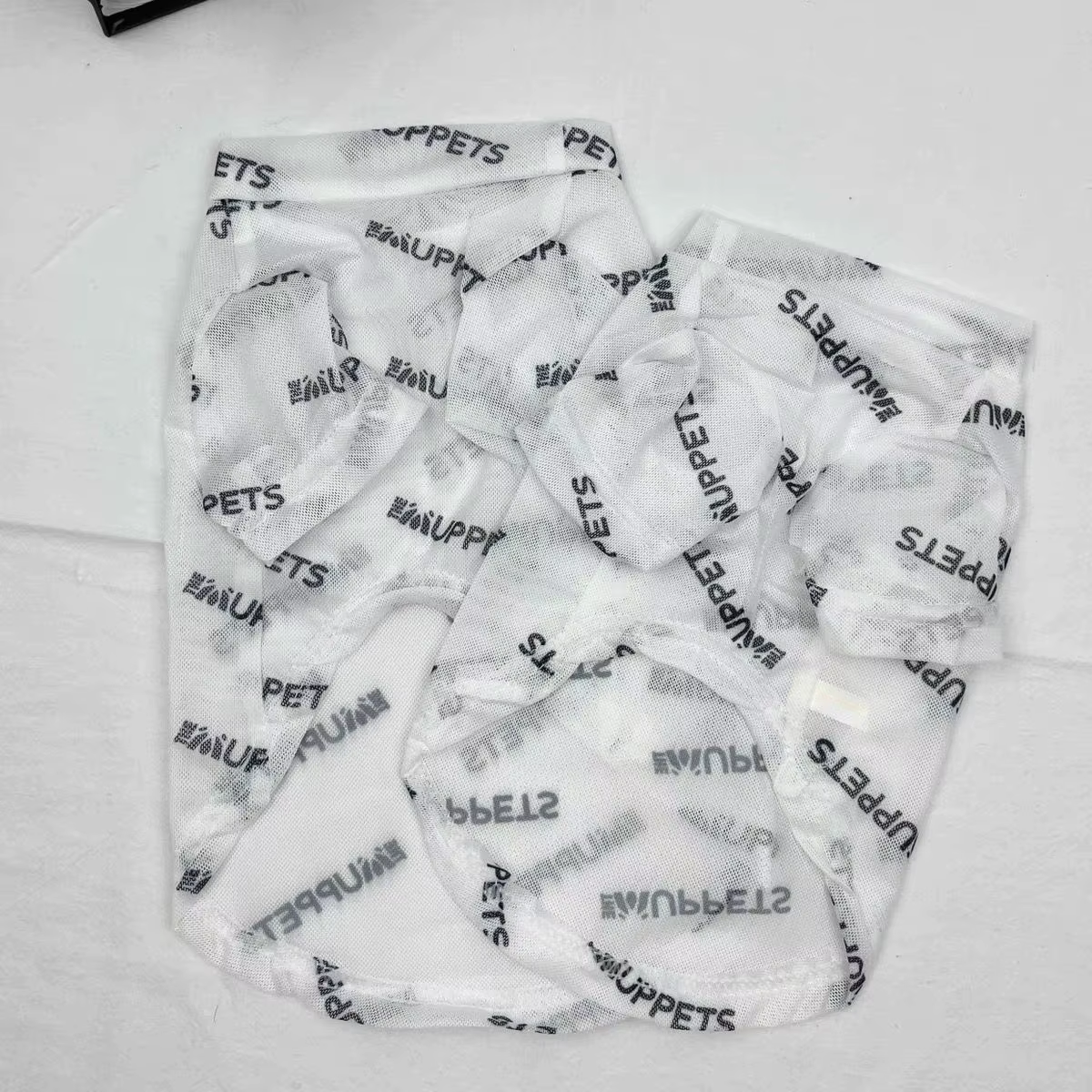 Detalle de costuras de ropa para perro salchicha