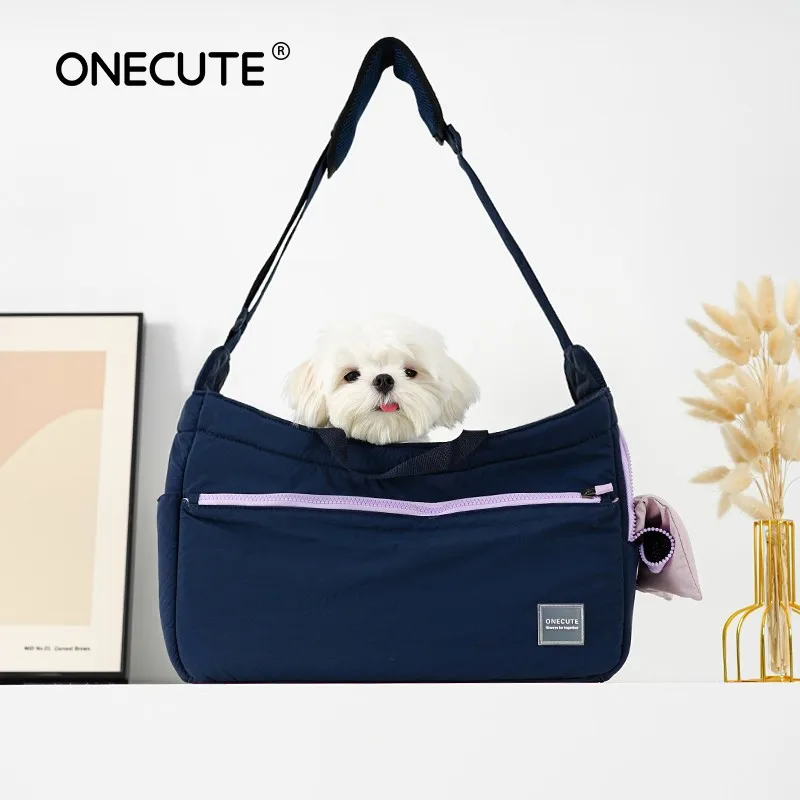 Bolso bandolera para mascotas visto de frente con correa