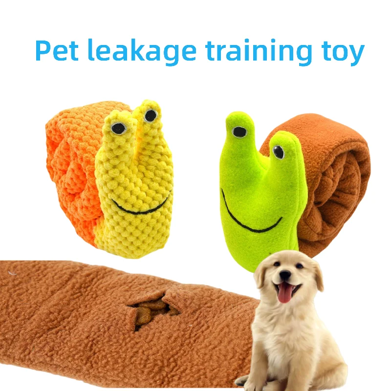 Caracol de peluche naranja y verde mostrando su textura suave