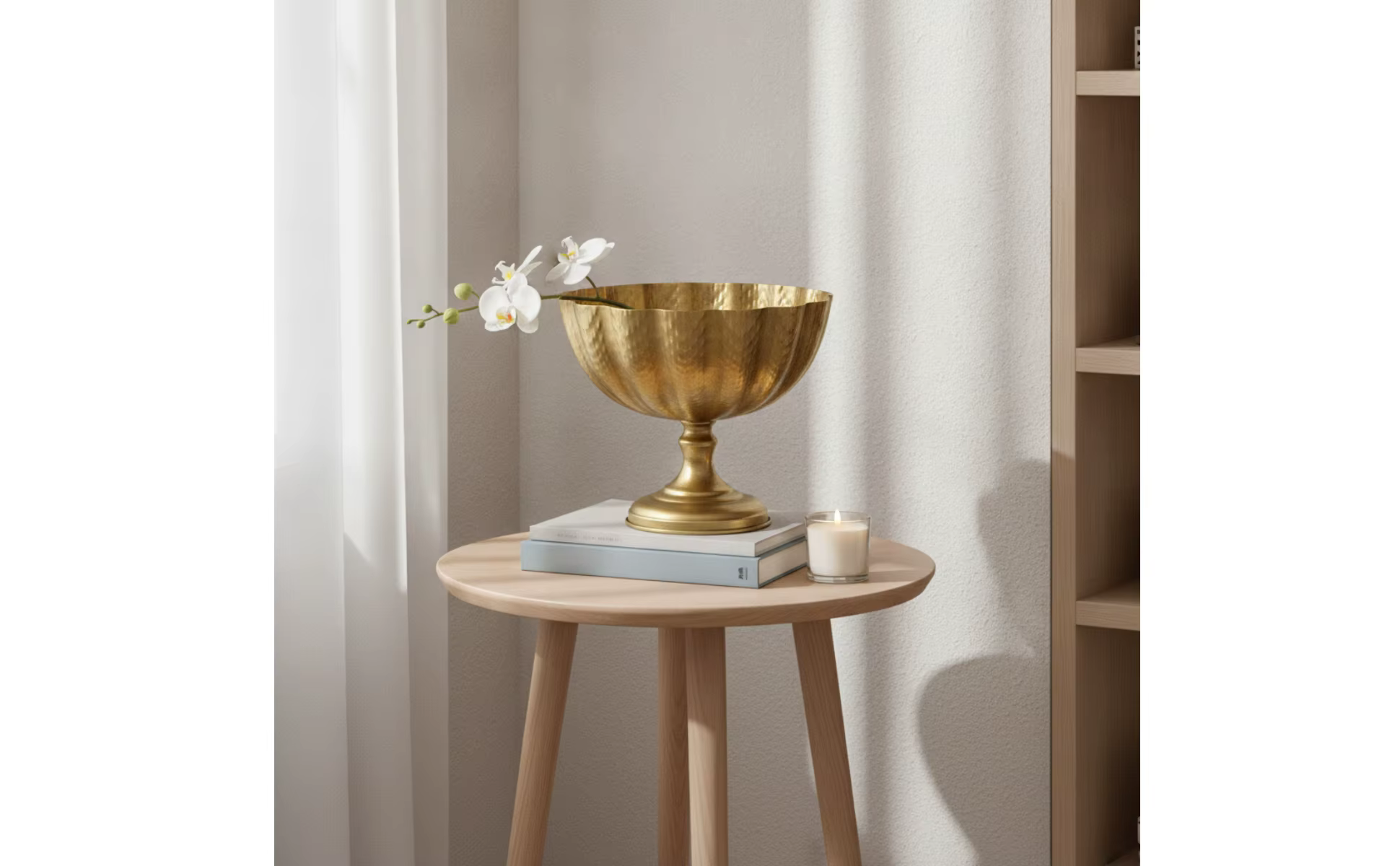 Jarrón pedestal dorado en contexto decorativo