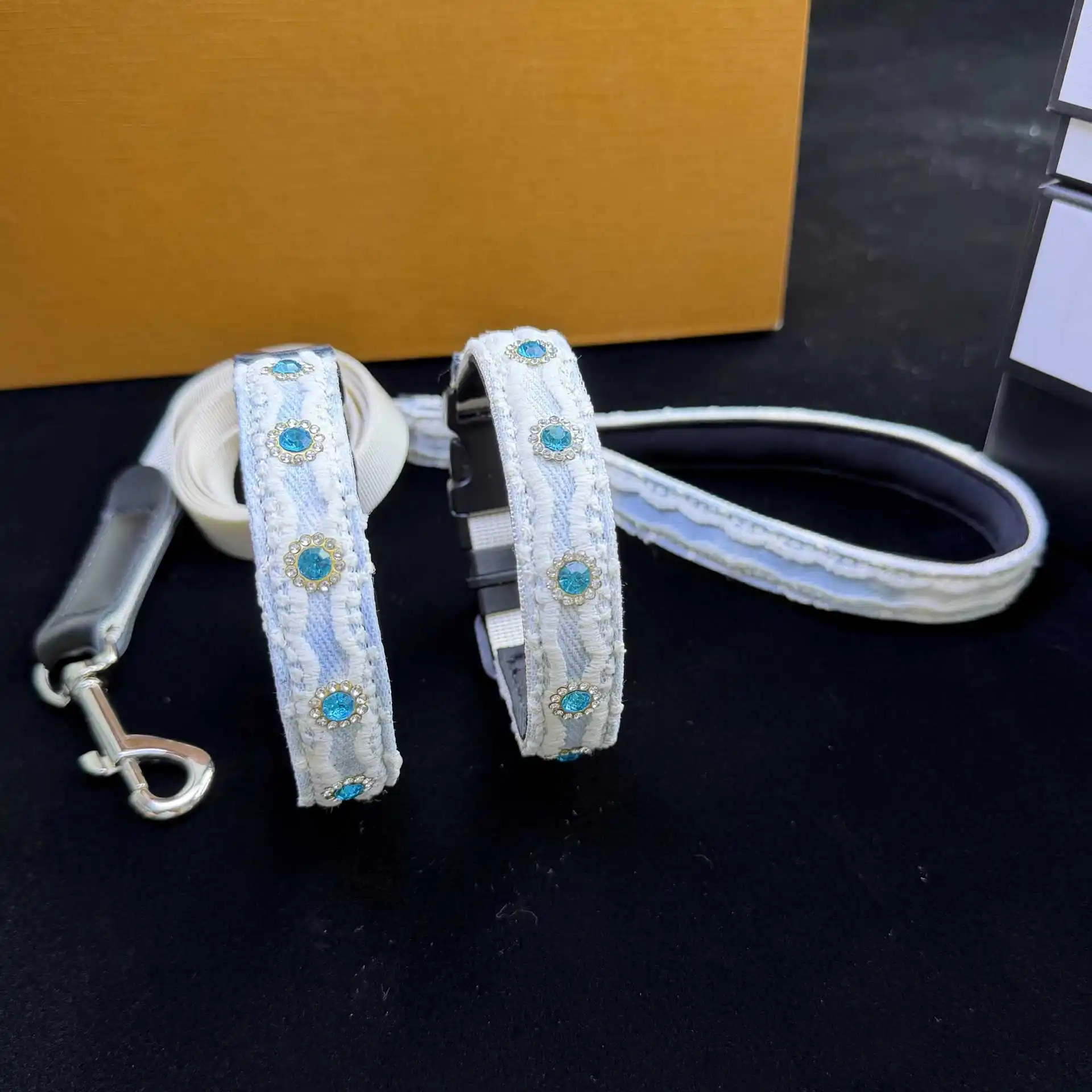 Collar de encaje con pedrería en perro pequeño