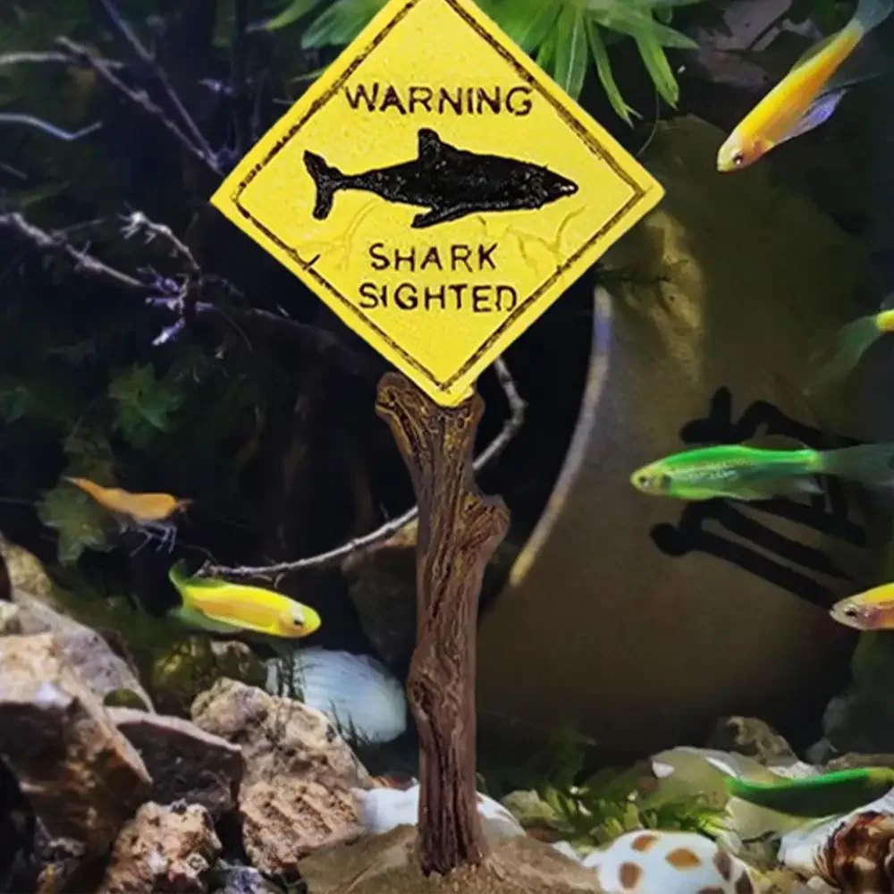 Letrero de tiburón para acuario en conjunto con otros adornos