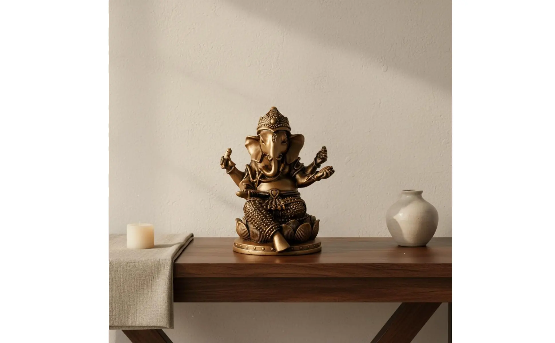 Escultura en acabado oscuro para decoración cálida