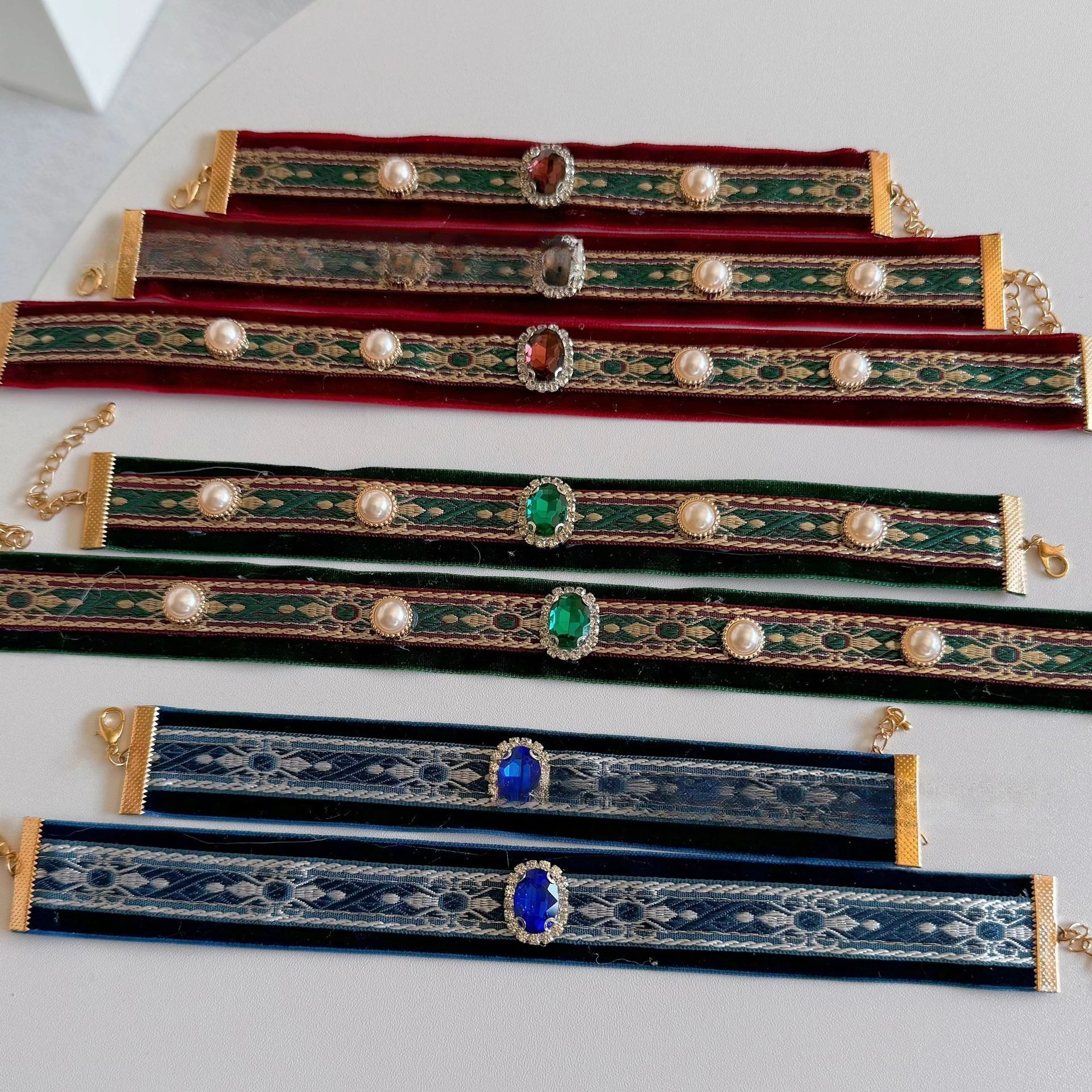 Collar bordado azul con cierre ajustable