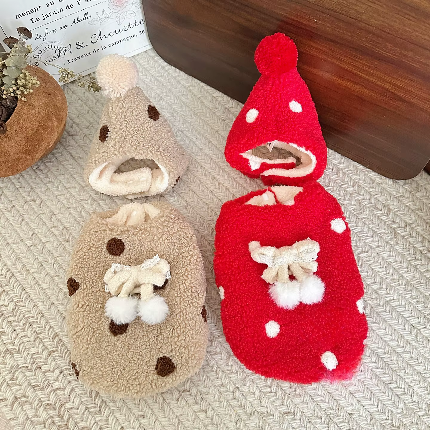 Abrigo de Felpa para Perros Pequeños – Chaleco Festivo con Lazo para Otoño e Invierno - imagen 2