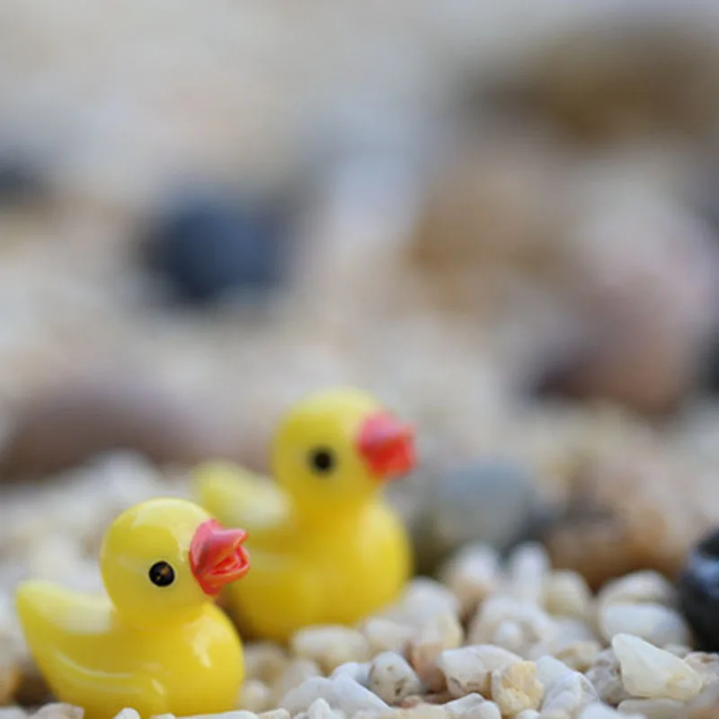 Detalle de la figura de patito de dibujos animados