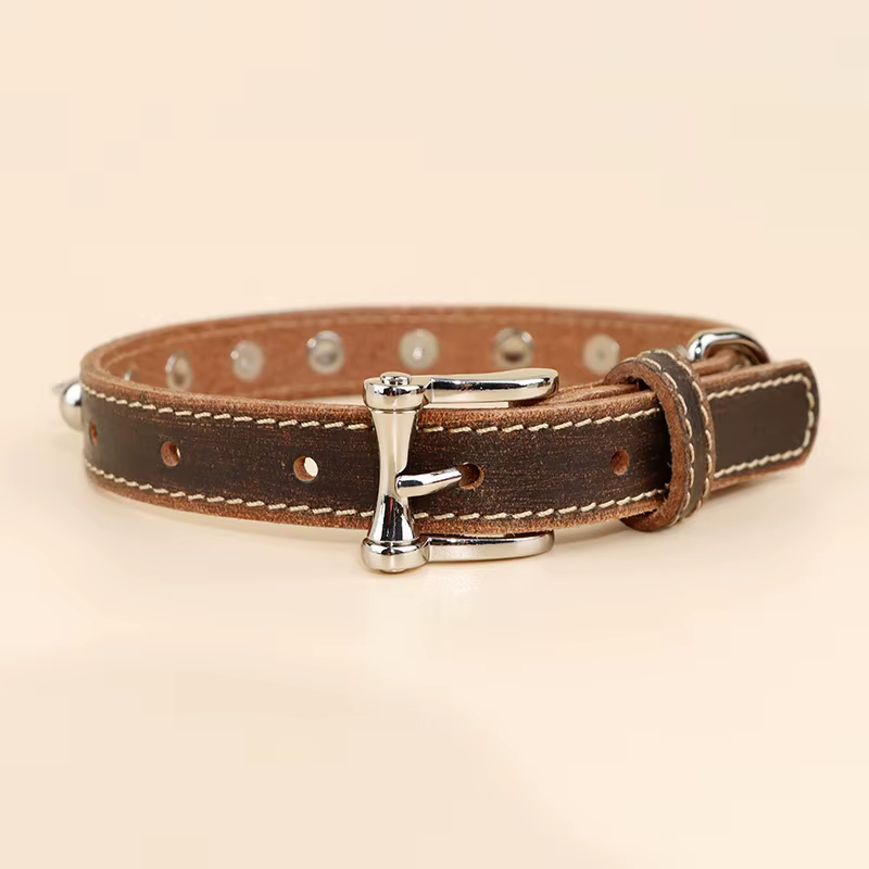 Collar de cuero para perro con púas antipinzamiento ajustable