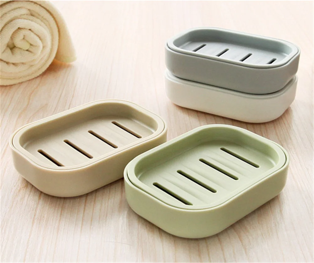 Caja de plástico gris azul en uso dentro de la ducha