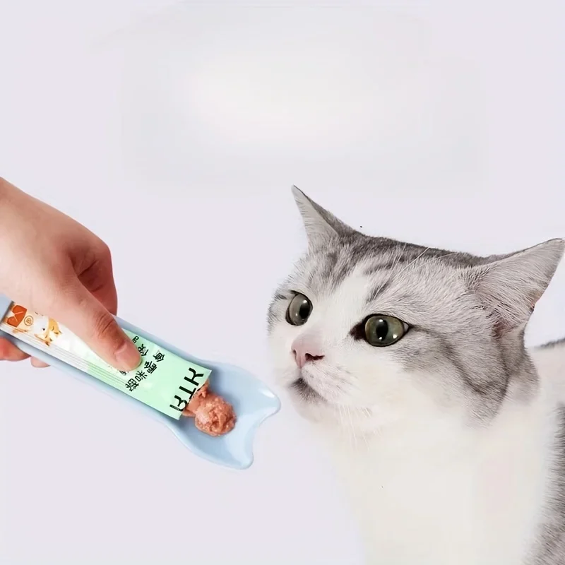 Cuchara exprimidora para snacks de gato en detalle