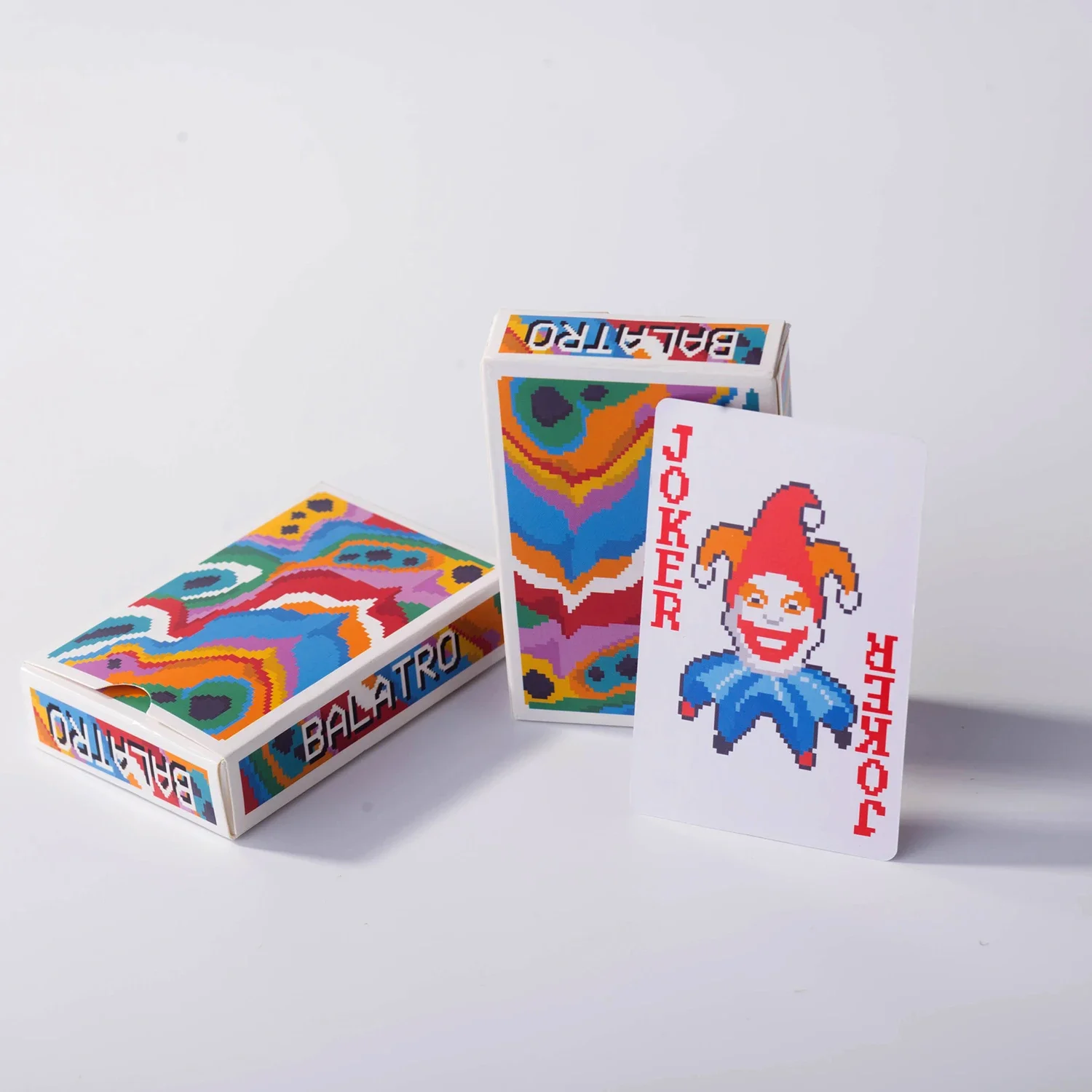 Vista frontal del estuche de cartas con cartas incluidas