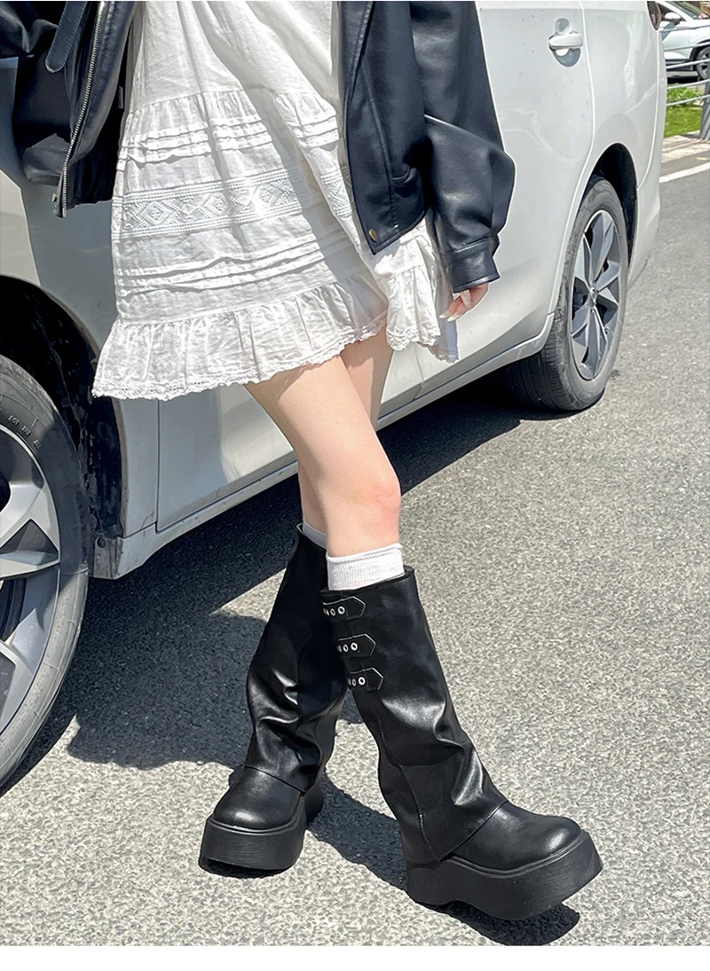 Outfit con botas punk y falda midi