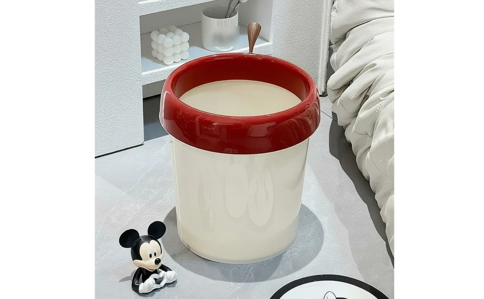 Cubo de basura con ruedas con forma de fruta