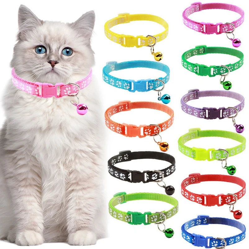 Collar multicolor con estampado de huellas y cascabel