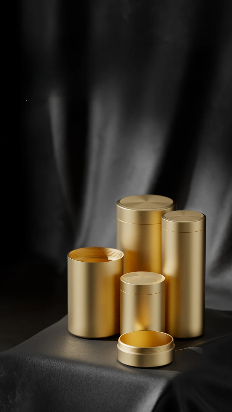 Vista lateral de la urna mostrando el acabado metálico