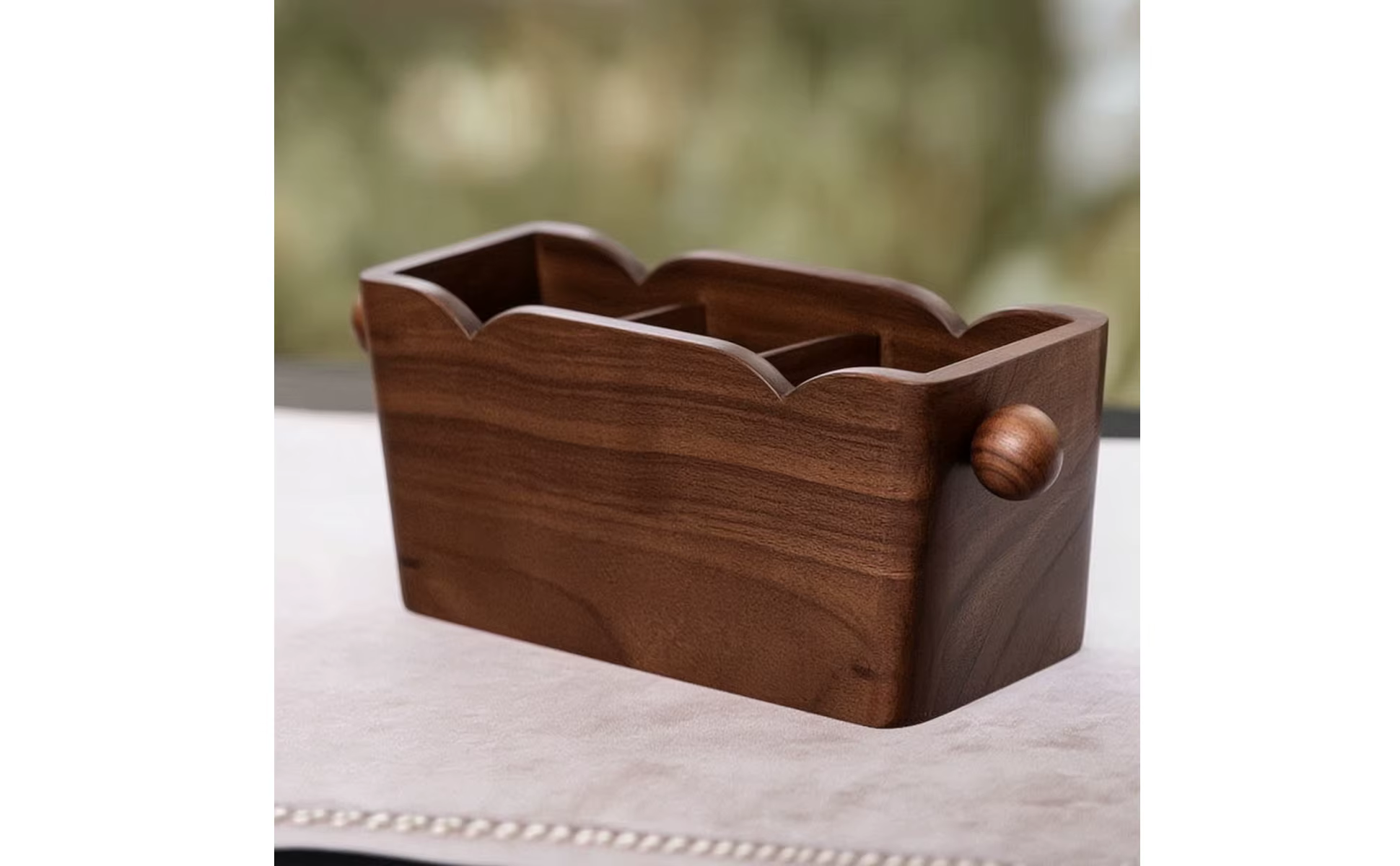 Organizador de madera con tres compartimentos en escritorio