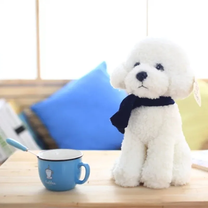 Perro de peluche Bichon en una cama infantil