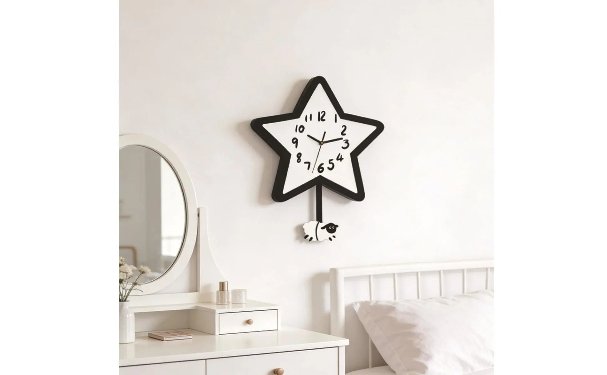 Reloj de pared en habitación infantil