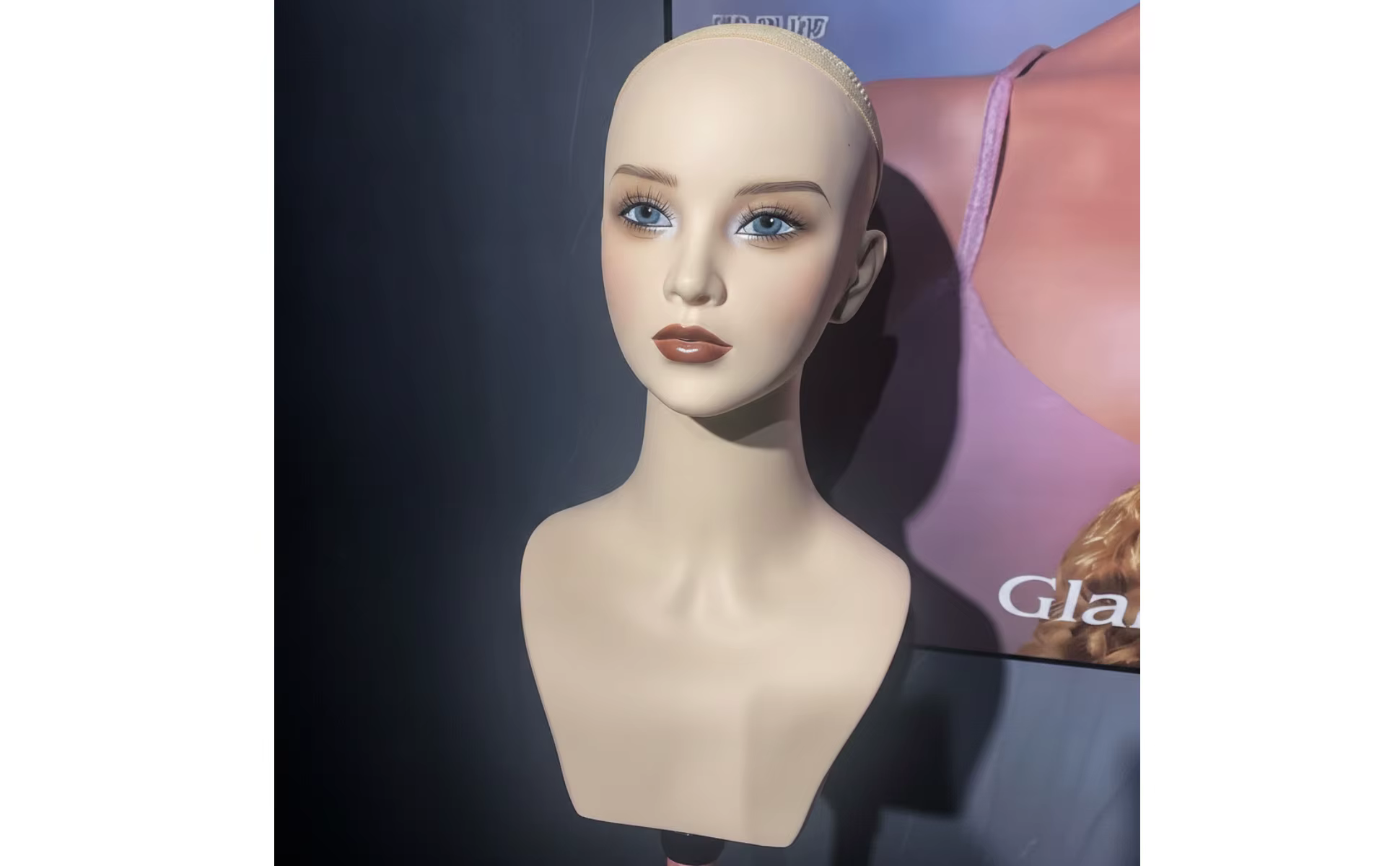 Cabeza lisa de maniquí con soporte estable