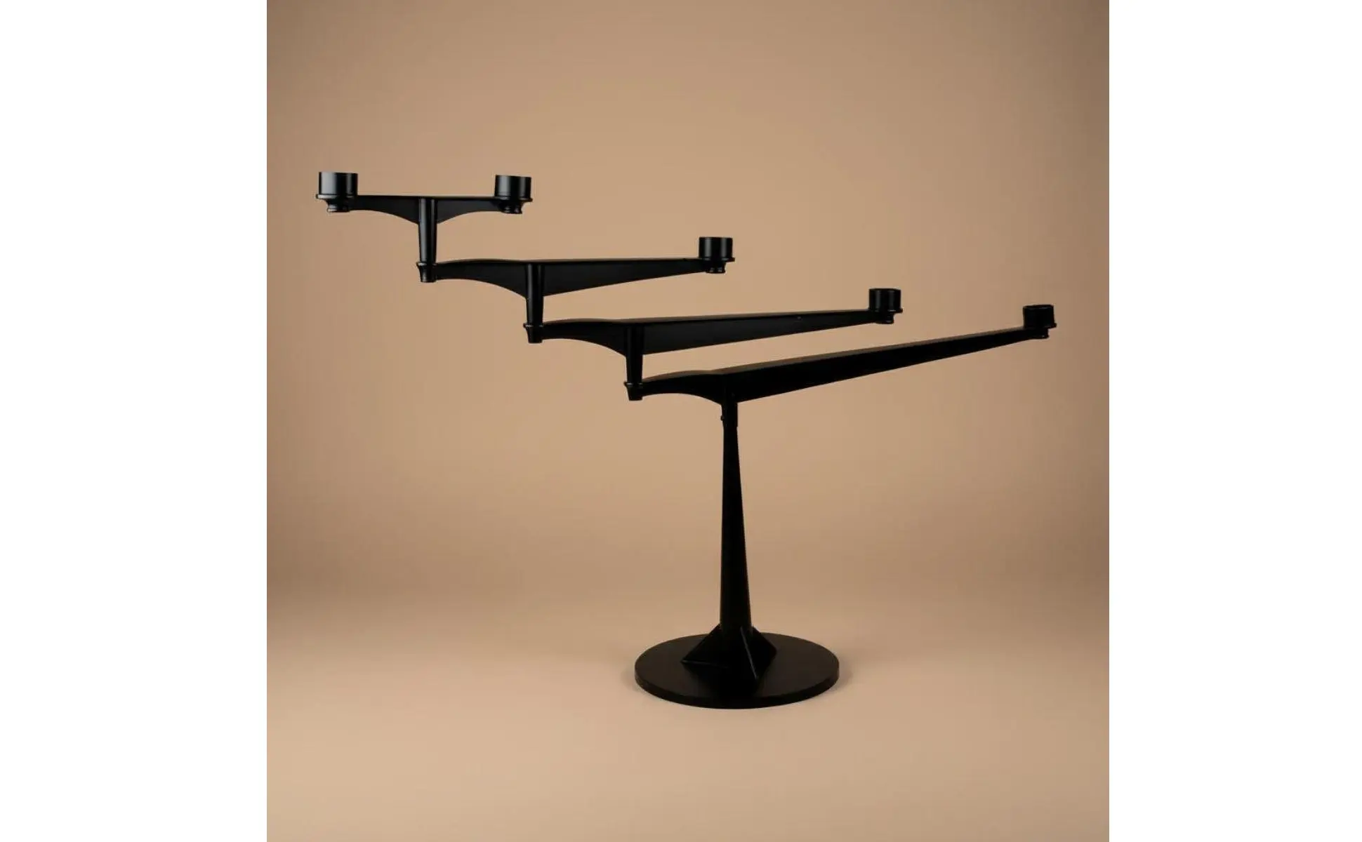 Candelabro moderno de metal negro de varios niveles