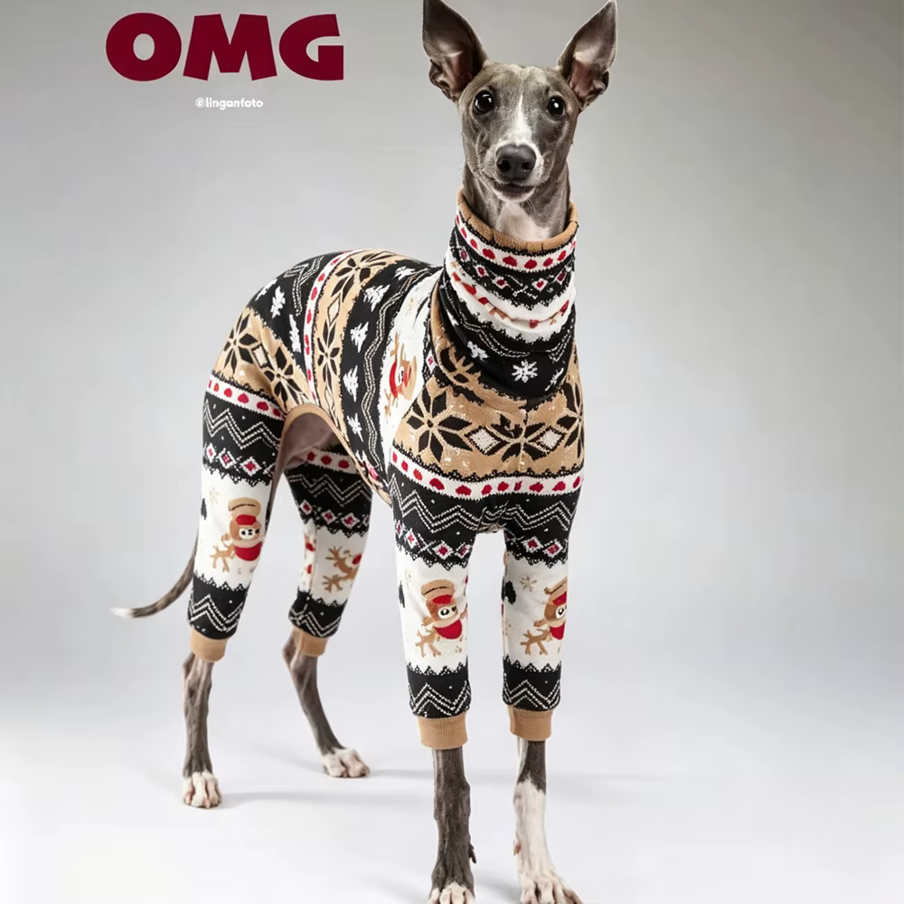 Perro con mono navideño en entorno doméstico
