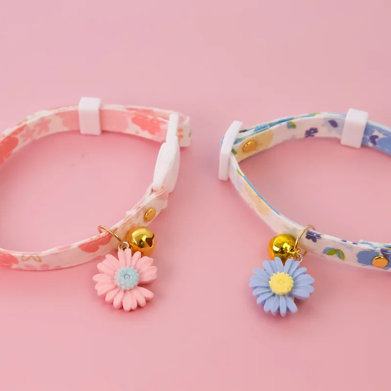 Collar para mascotas con estampado de margaritas y campana