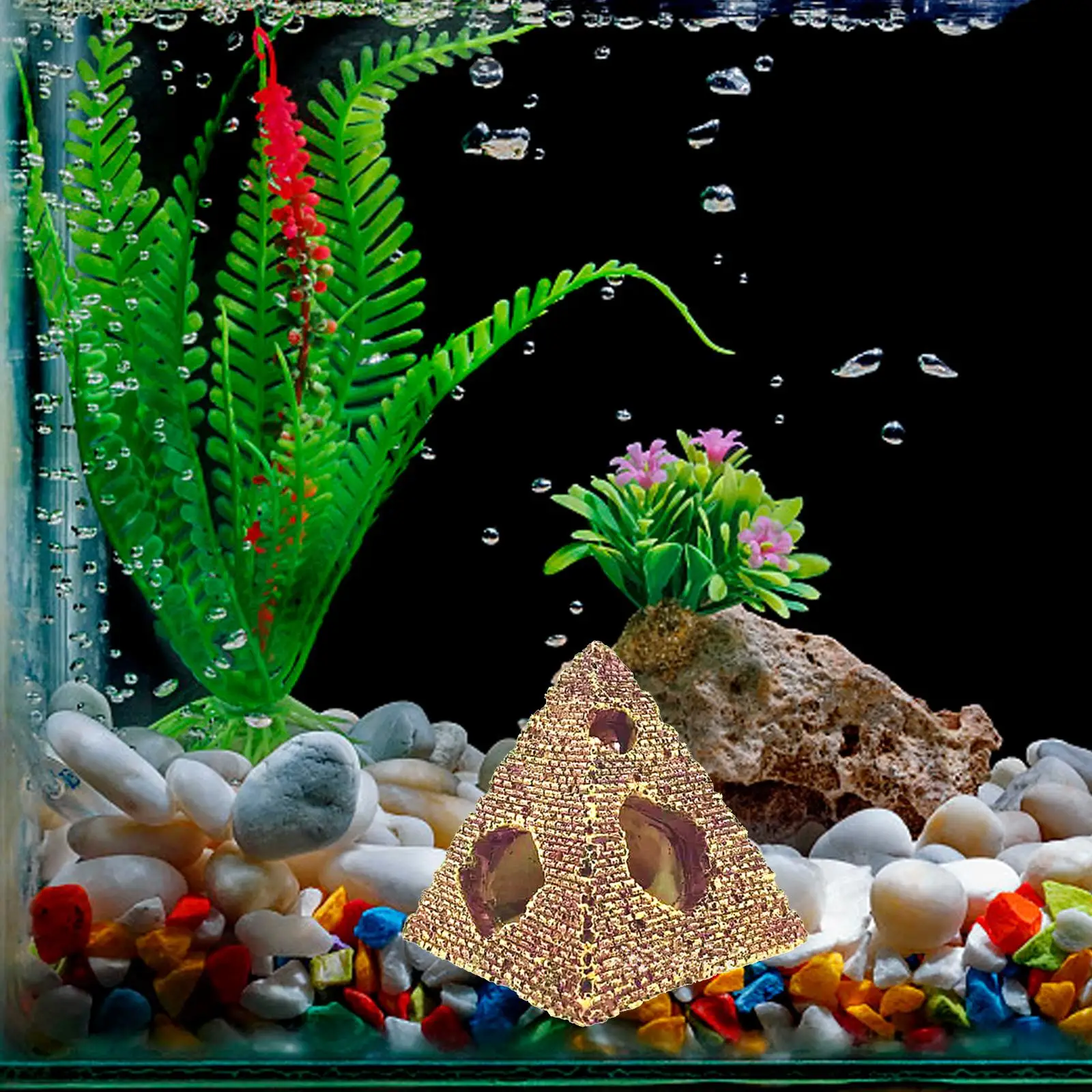 Pirámide egipcia de resina en acuario con peces alrededor