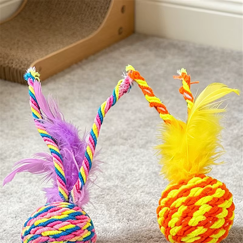 Pelota de plumas con campana para gatos – Juguete interactivo para morder y rascar - imagen 3