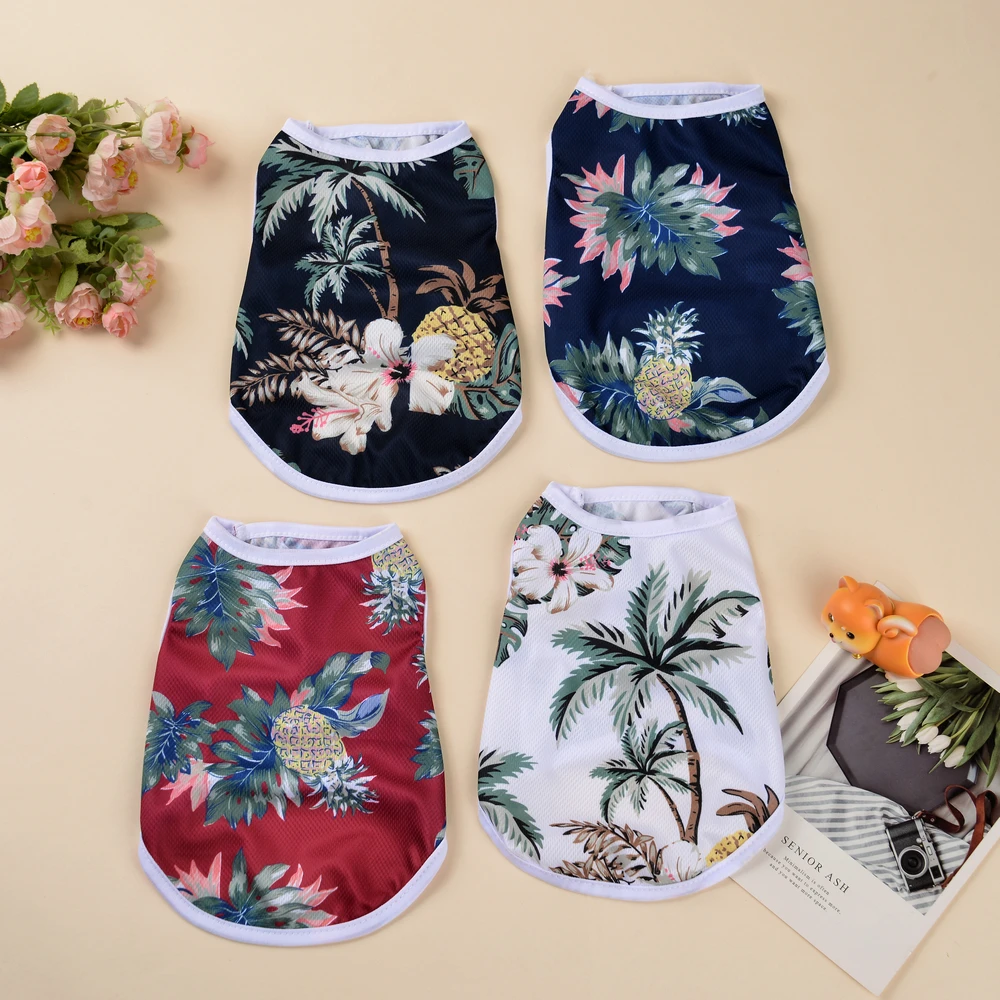 Camiseta fina con hojas tropicales