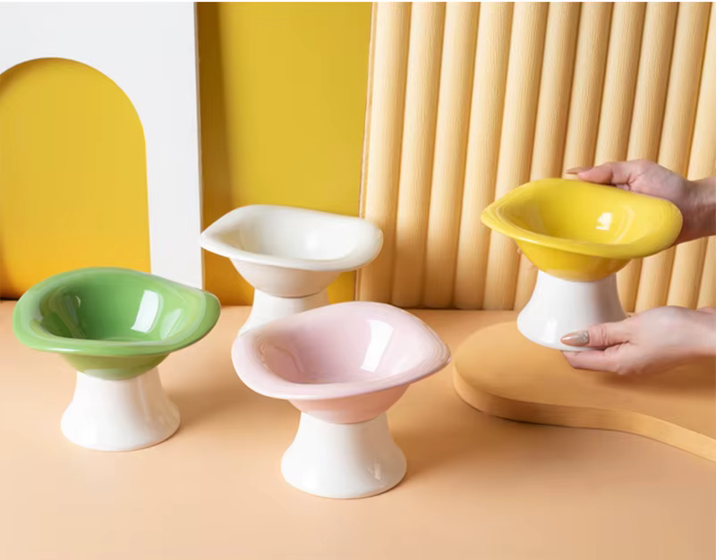 Cuenco elevado de cerámica color crema para gatos