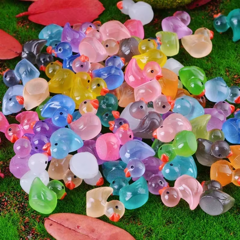 Detalle de patitos sobre piedras