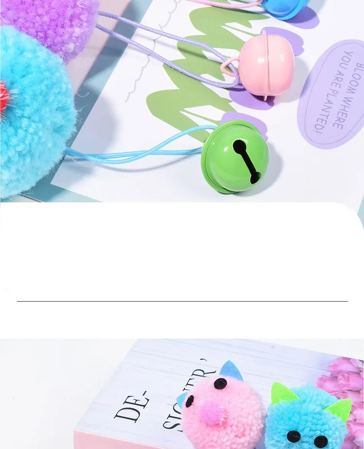 Detalle de la campana en el ratón de peluche