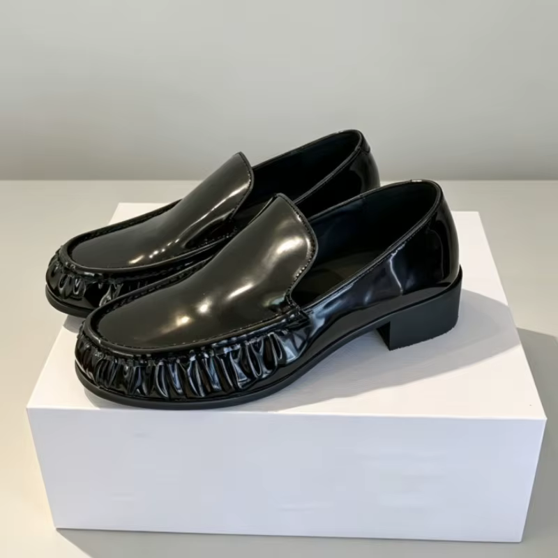 Mocasines marrones de mujer con tacón bajo y detalle plisado