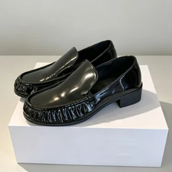 Mocasines marrones de mujer con tacón bajo y detalle plisado