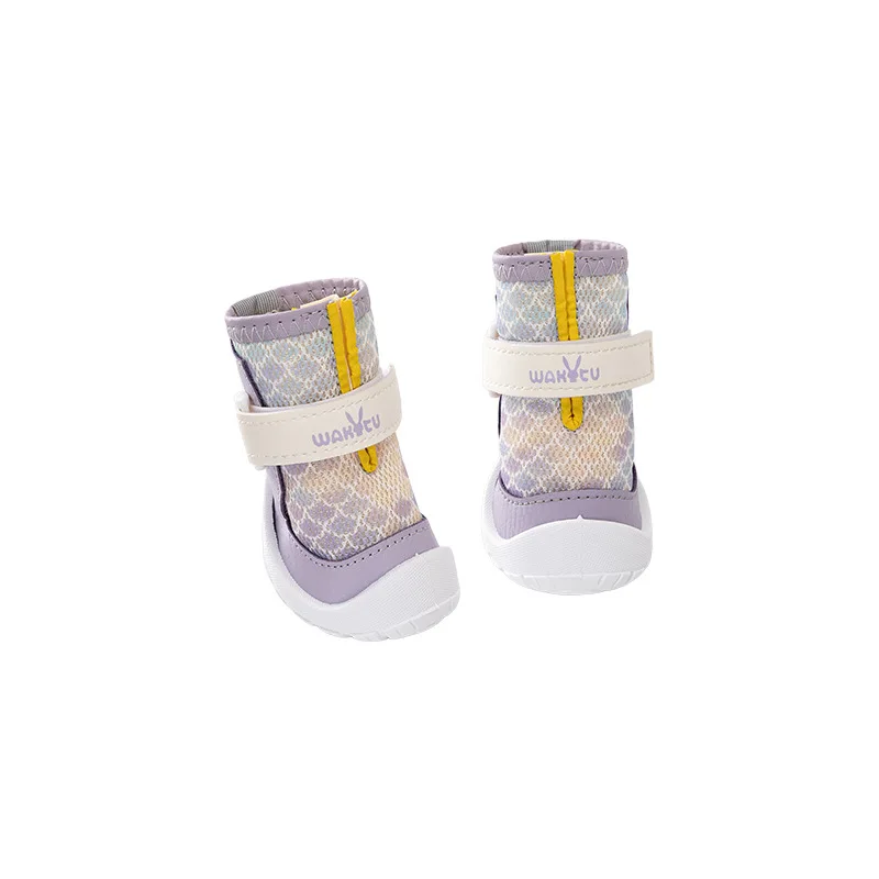 Zapatos transpirables de malla para perro en acción
