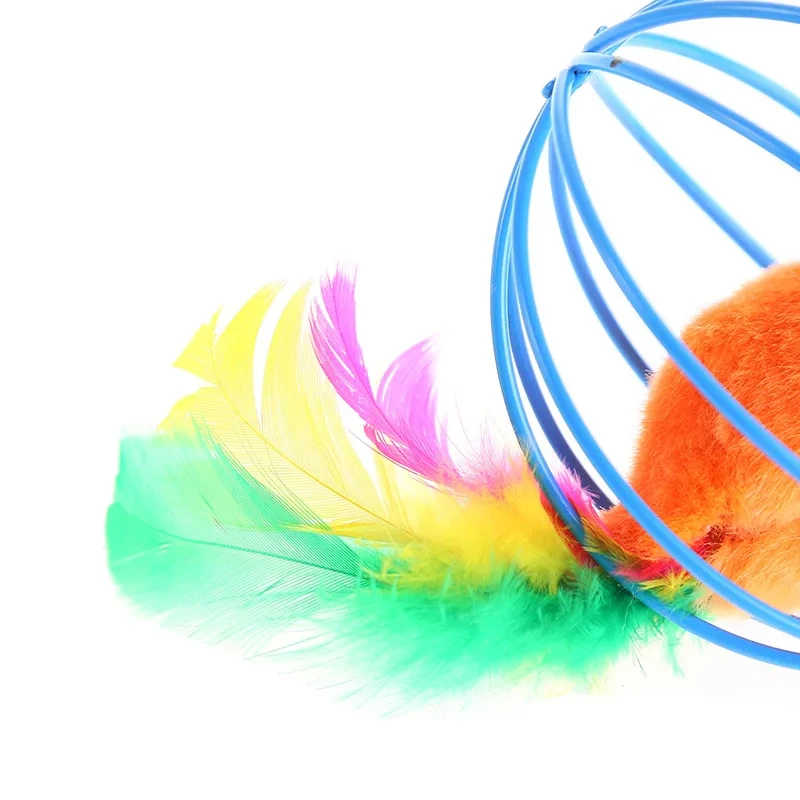 Detalle de plumas coloridas del juguete