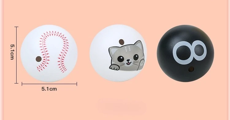Pelota chirriante siendo mordida por gatito