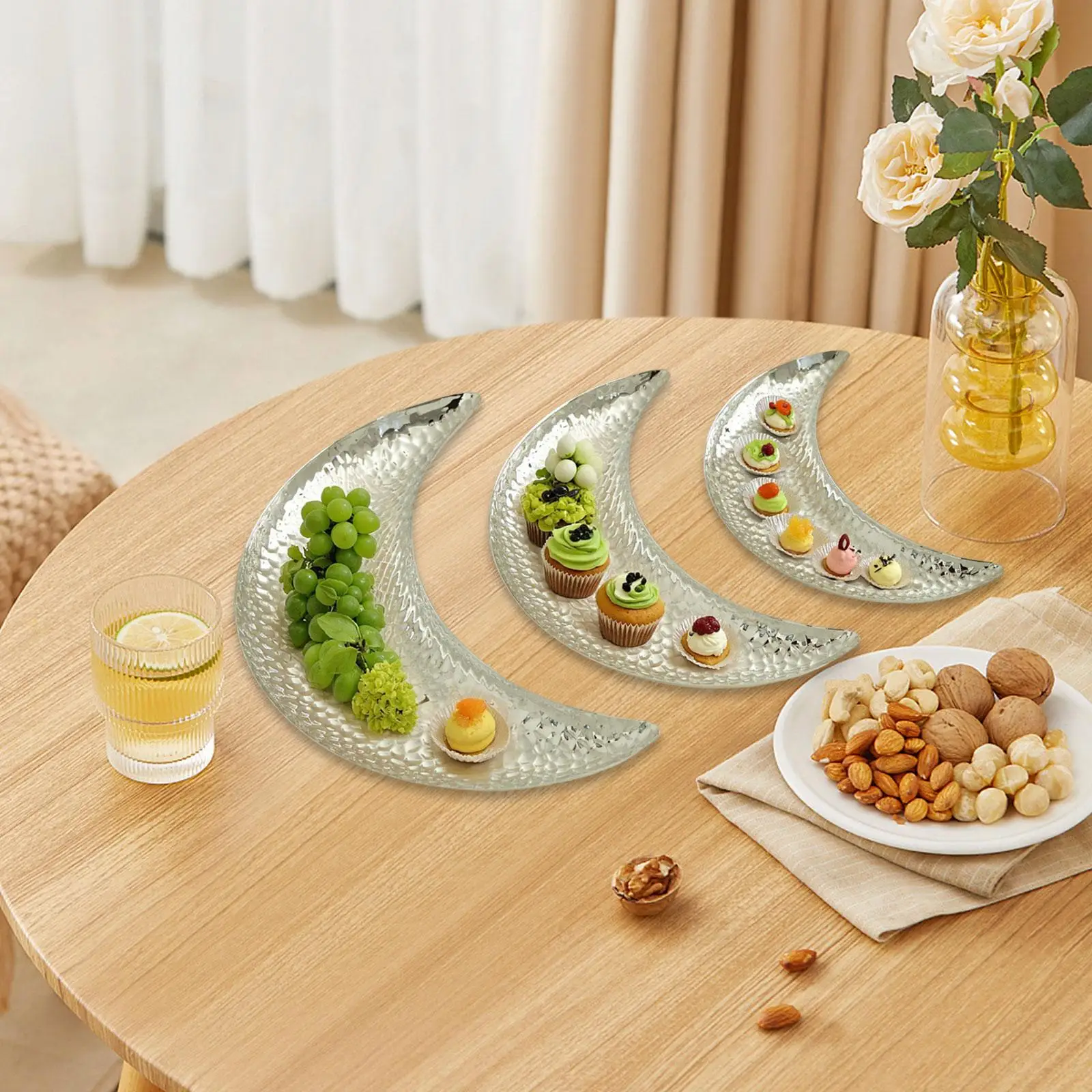 Platos luna usados como expositor de joyas y aperitivos
