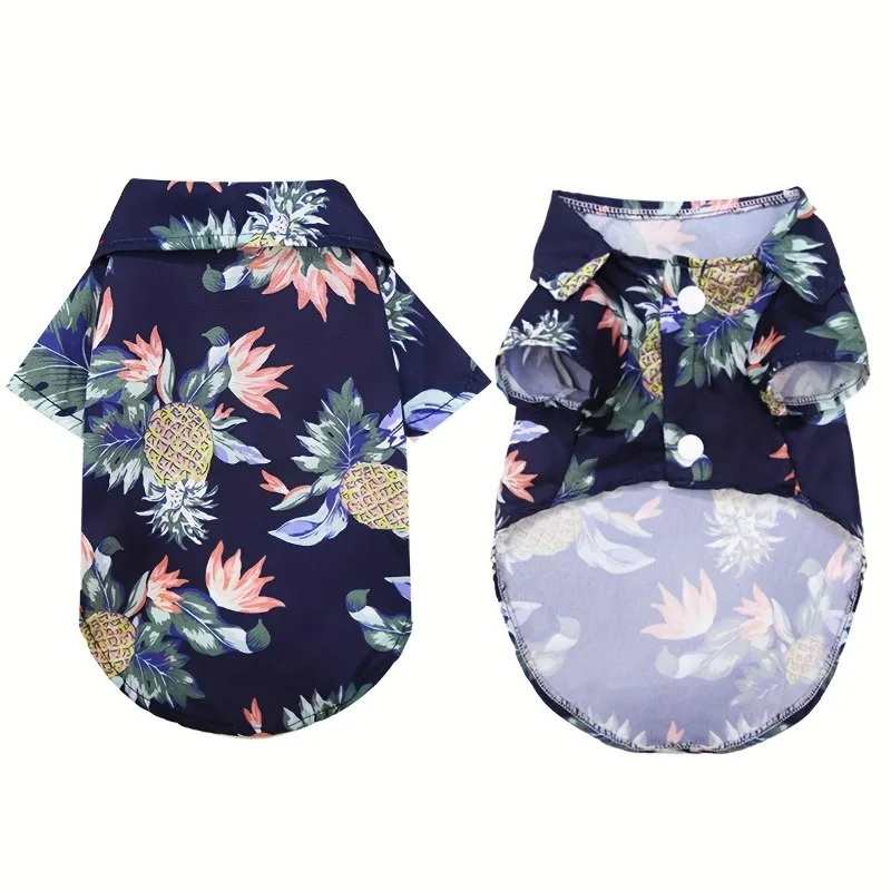 Perro con camisa hawaiana de flores tropicales